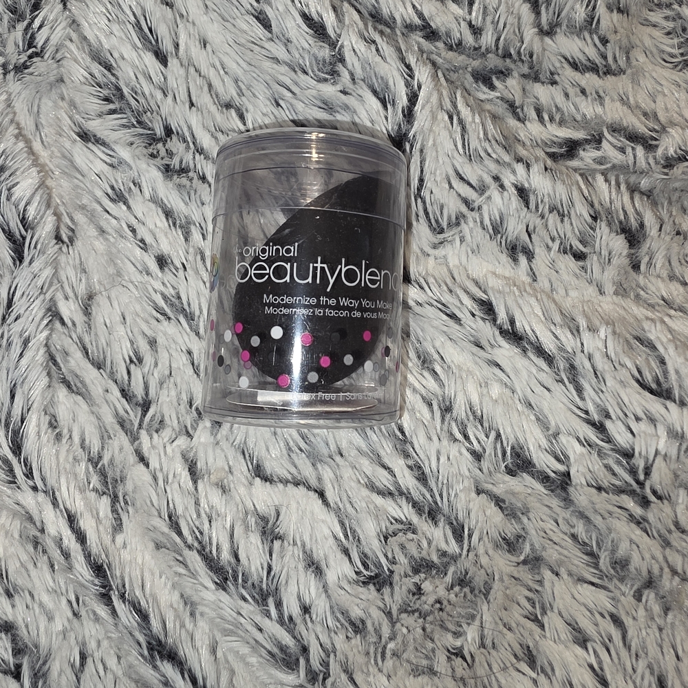 Beautyblender Black Makeup Sponge with Pink Dots